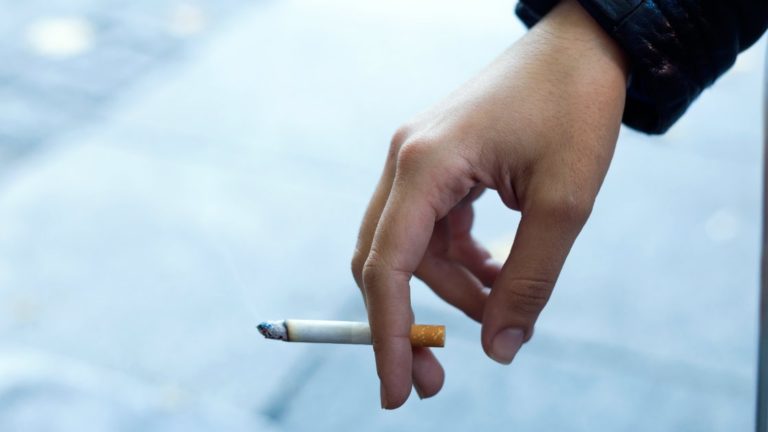 Fumo - ragazzo con sigaretta