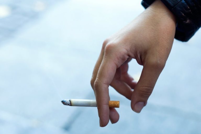 Fumo - ragazzo con sigaretta